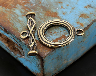 Antique Brass (plated) Carved Toggle Clasp 25x20mm, 29mm Bar