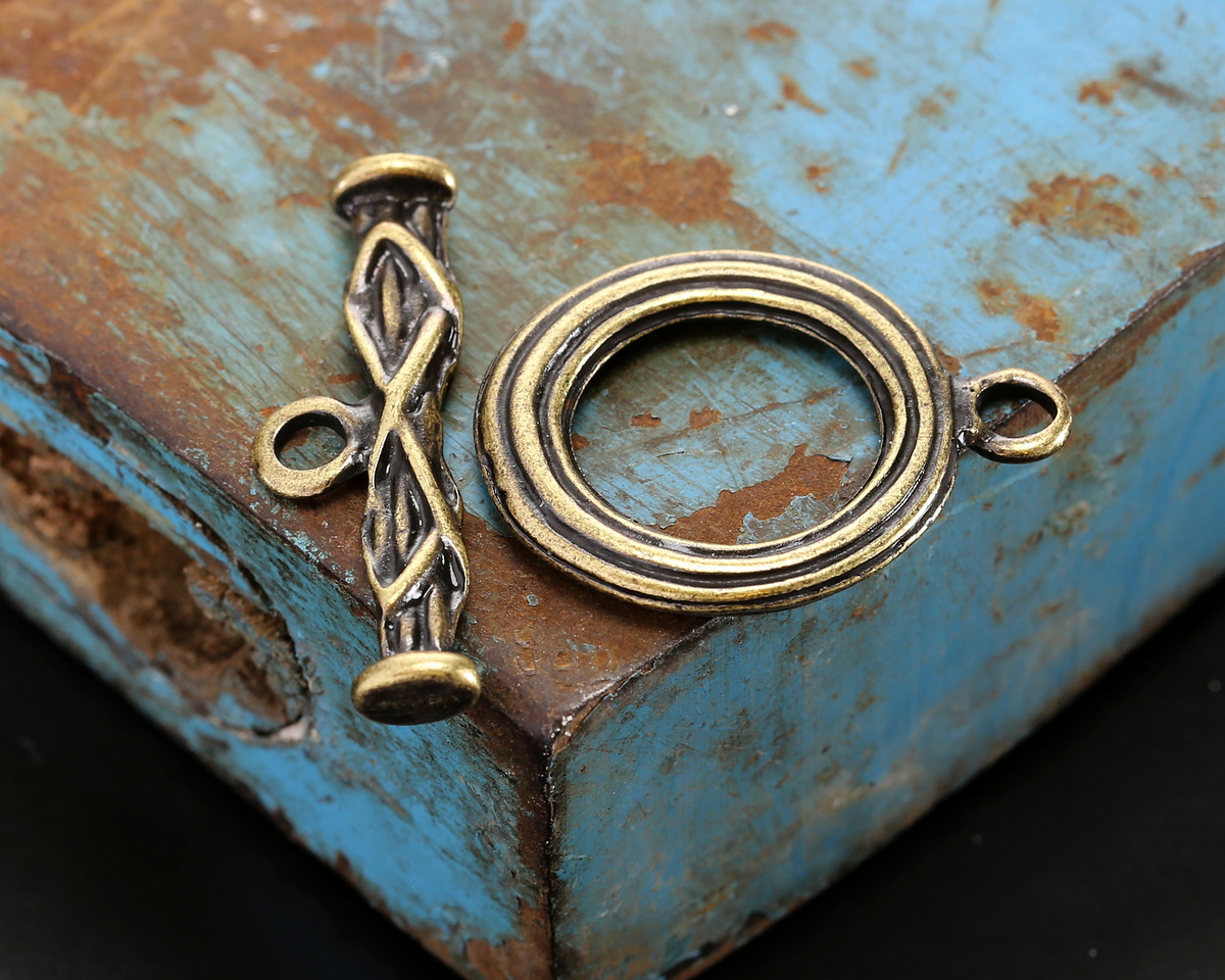 Antique Brass (plated) Carved Toggle Clasp 25x20mm, 29mm Bar