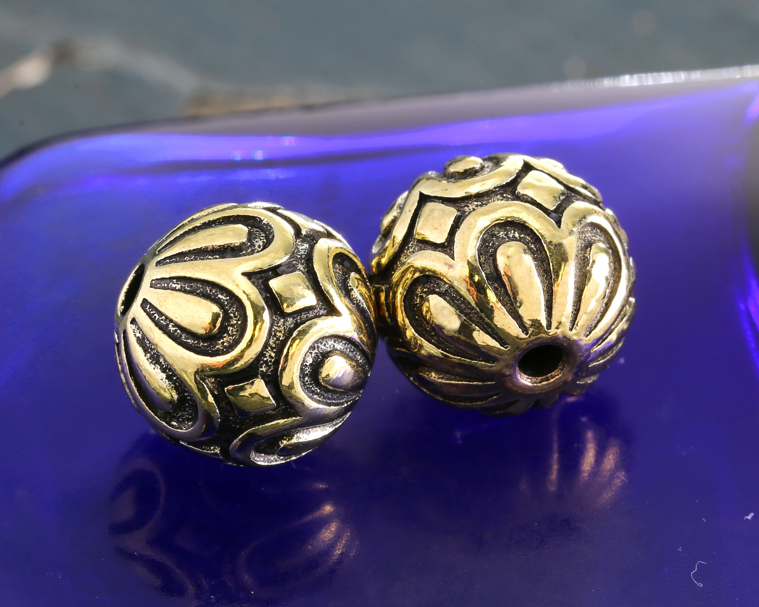 Antique Gold Finish Daisy Capped Round 15mm