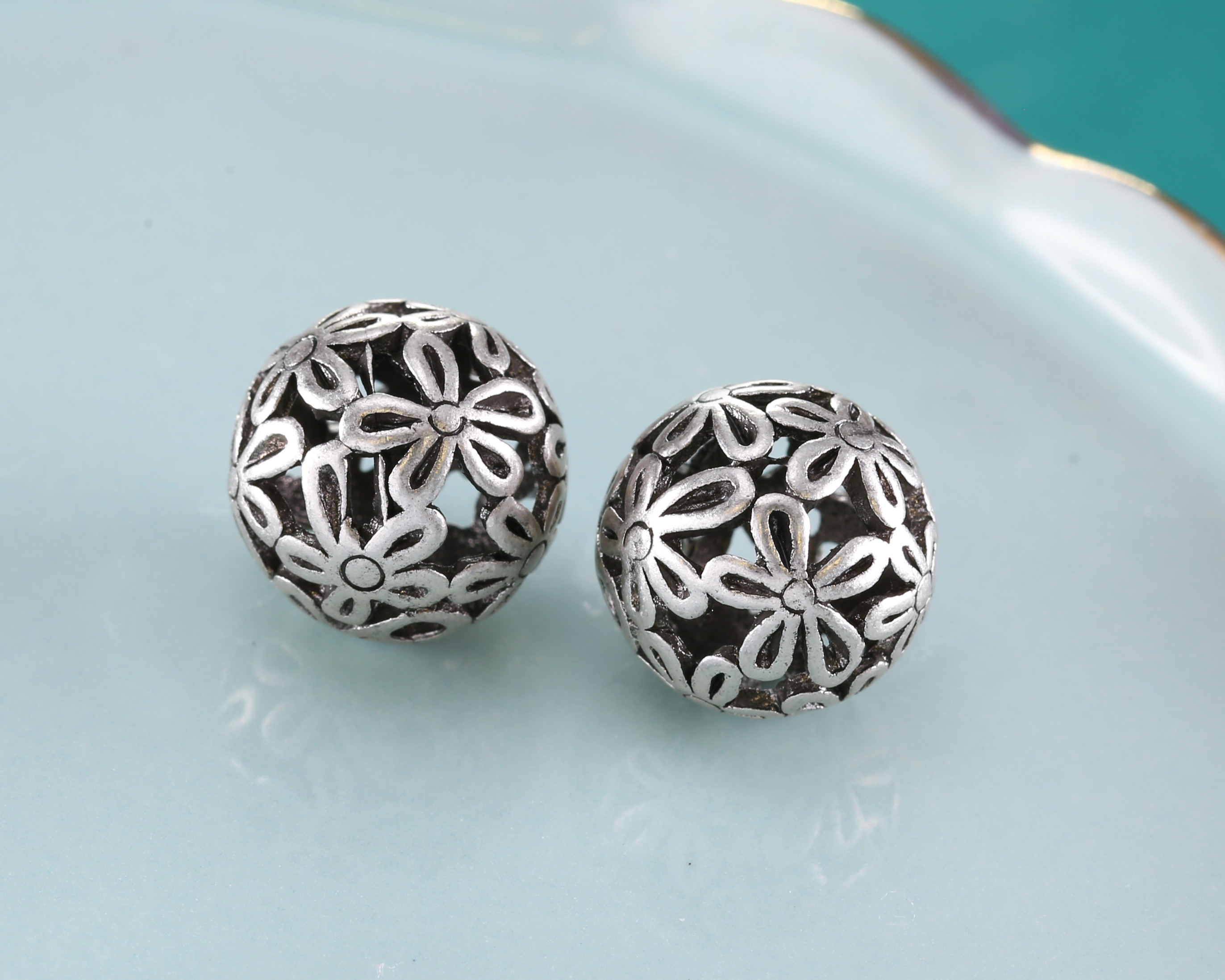 Antique Silver (plated) Openwork Flower Burst Round 14mm