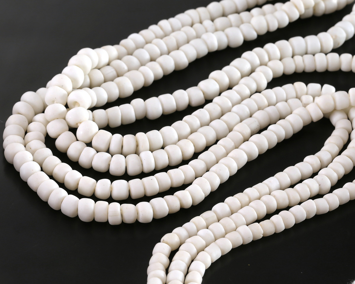 Java Glass White Graduated Gooseberry Beads 3-6x4-6mm