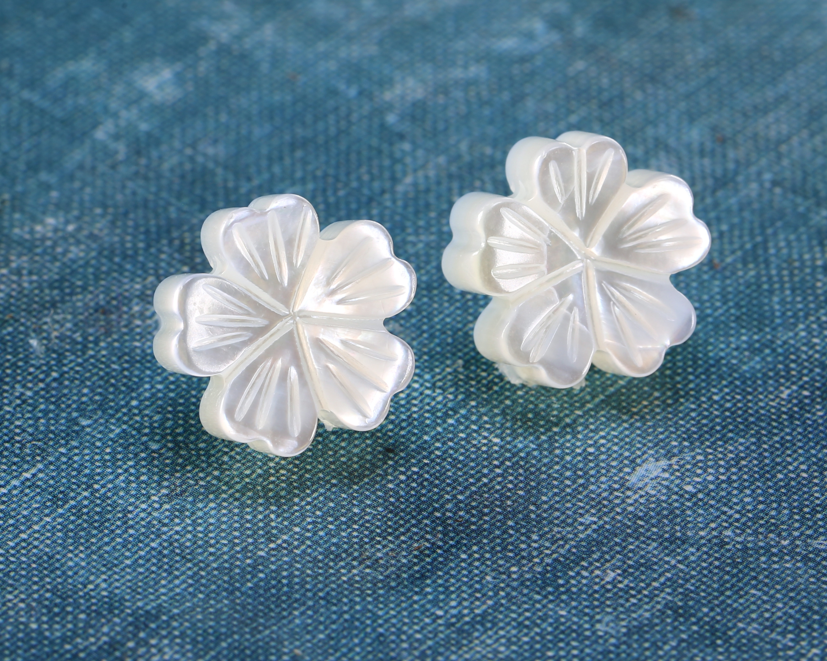 Mother of Pearl Carved Hibiscus Blossom 13.5mm